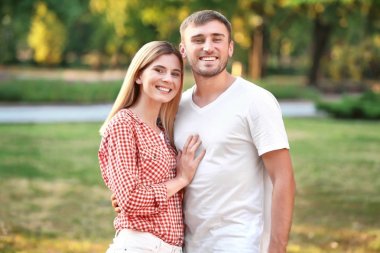 Mutlu çift park güneşli