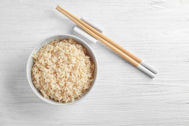 Kahverengi pirinç ile kase 