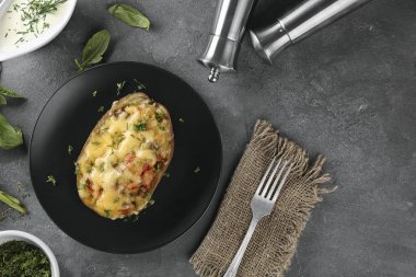 Siyah plaka üzerinde doldurulmuş patates