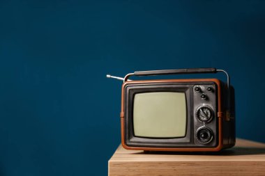 Ahşap masa üzerinde eski vintage Tv