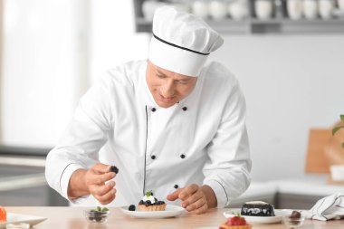 Erkek Şef mutfakta tatlı yemek