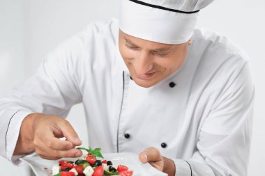 Erkek Şef salatası açık renkli yapma