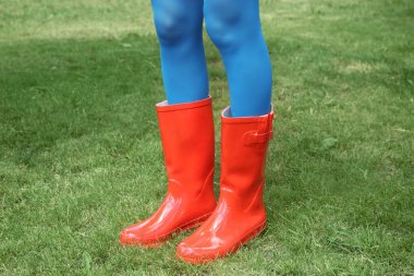 kadın kırmızı lastik çizmeler