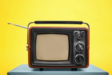 eski tv renk arka plan üzerinde