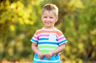 Sevimli küçük çocuk Park güneşli