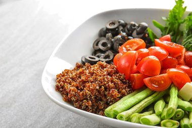 Quinoa ve sebze ile plaka