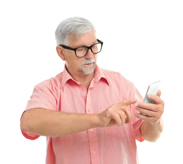 Homem idoso com telefone celular em fundo branco — Fotografia de Stock