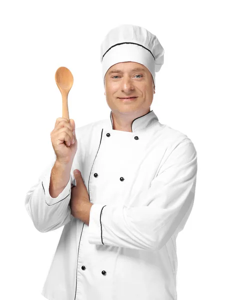 Чоловічий шеф-кухар у формі, що тримає дерев'яну ложку на білому тлі — стокове фото