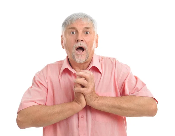 Homem idoso assustado no fundo branco — Fotografia de Stock