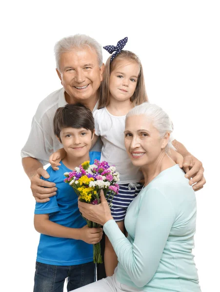 Oudere man en vrouw met kleinkinderen op witte achtergrond — Stockfoto