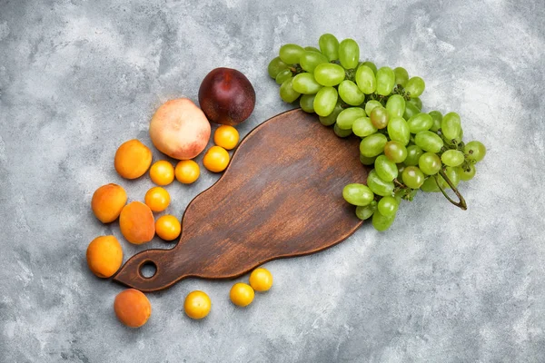 新鮮な果物や木の板で構成 — ストック写真