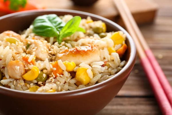 Бурый рис и овощи — стоковое фото