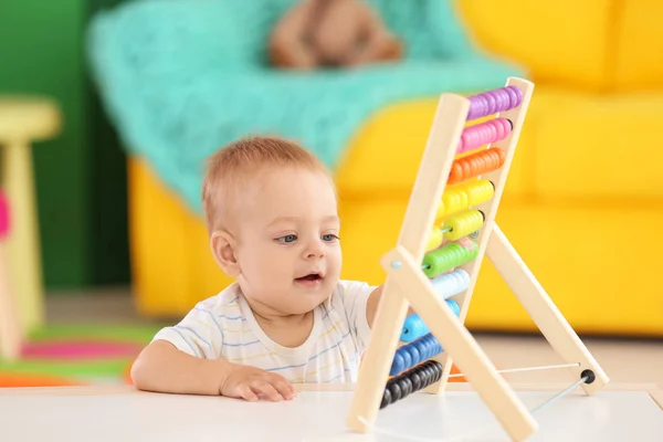 Söt liten bebis leker med abacus hemma — Stockfoto