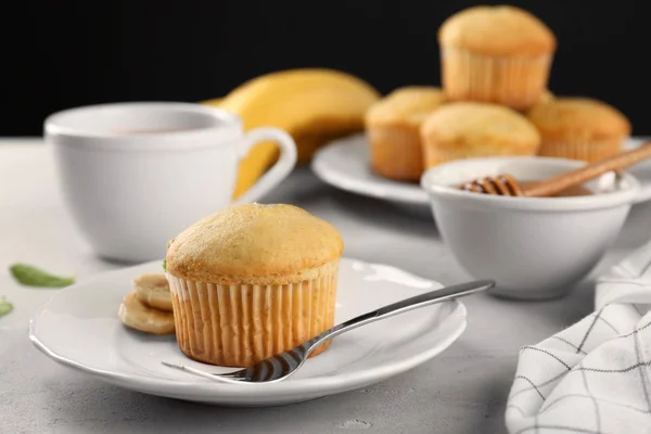 Muzlu muffin masada, closeup ile plaka — Stok fotoğraf