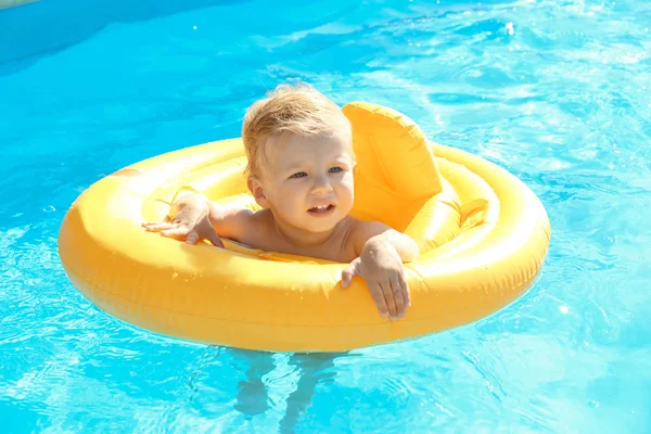 Baby med uppblåsbar ring i poolen — Stockfoto