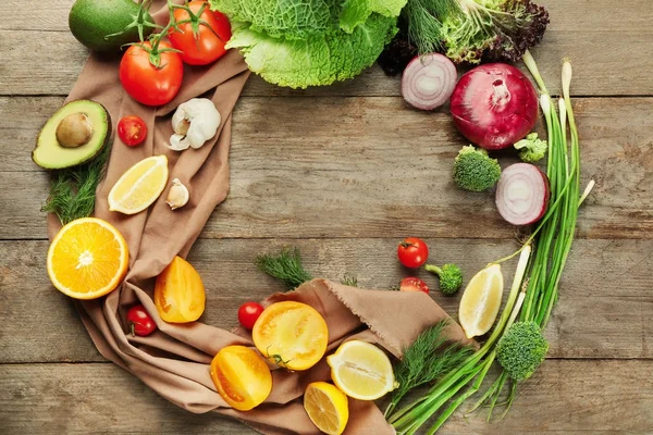 Komposition mit frischem Gemüse und Obst — Stockfoto