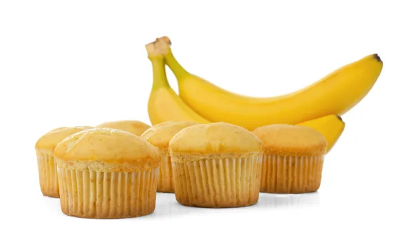 Bananes et muffins frais, isolés sur blanc — Photo