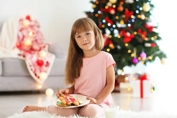 Schattig Klein Meisje Met Cookies Kamer Ingericht Voor Kerstmis — Stockfoto