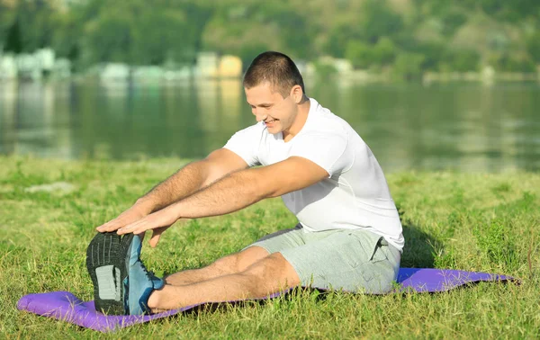 Schöner junger Mann beim Training im Freien — Stockfoto