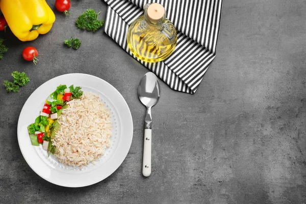 Brauner Reis und Gemüse — Stockfoto