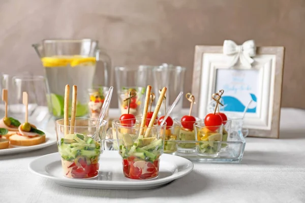 tablo farklı atıştırmalıklar ile