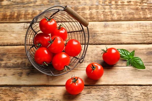 Fresh cherry tomatoes — Stock Photo, Image