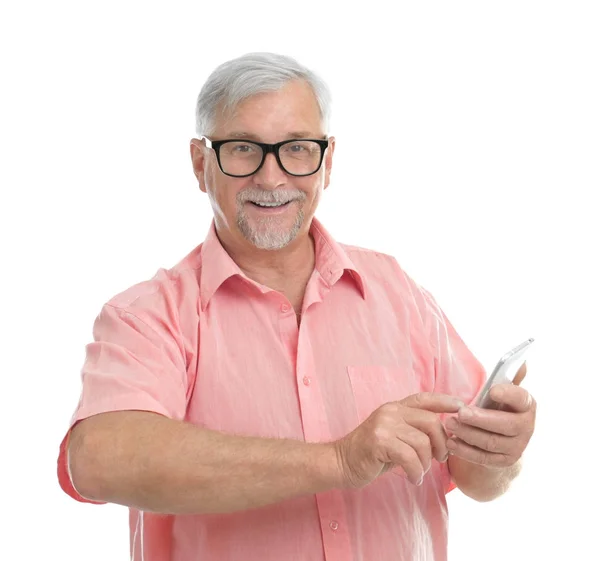Пожилой человек с мобильным телефоном на белом фоне — стоковое фото