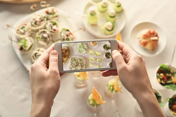 Blogger haciendo foto de comida —  Fotos de Stock