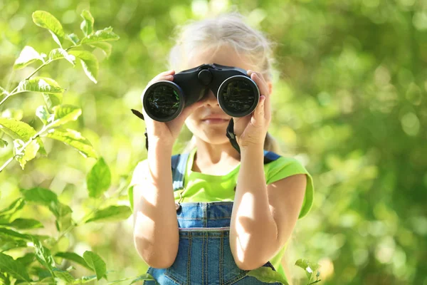 屋外で双眼鏡を通して見るかわいい女の子 — ストック写真