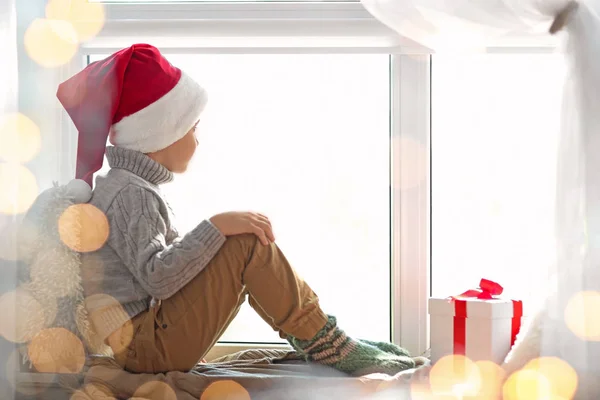 Noel Baba şapkalı küçük çocuk — Stok fotoğraf