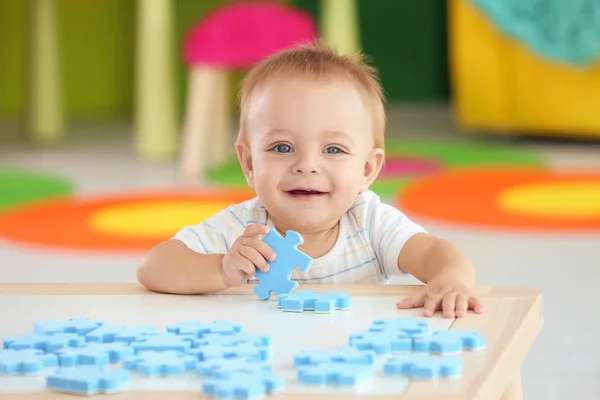 Schattige kleine baby spelen thuis — Stockfoto