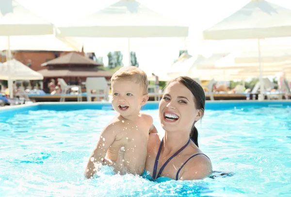 Baby med mor i poolen — Stockfoto