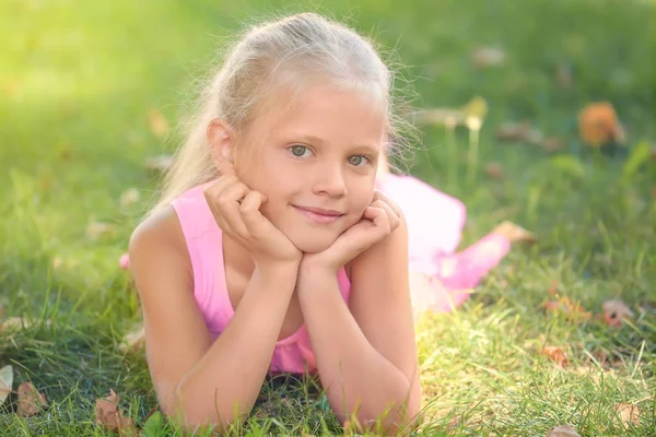 Schattig Klein Meisje Liggend Groen Gras Park — Stockfoto