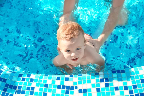 Mor ger baby bad lektion i pool — Stockfoto