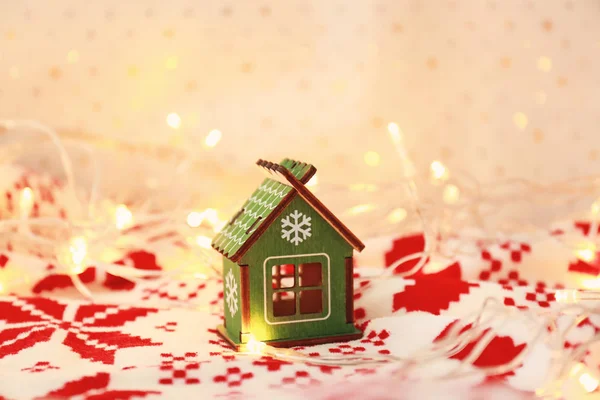 Giocattolo decorativo della casa e ghirlanda di Natale — Foto Stock