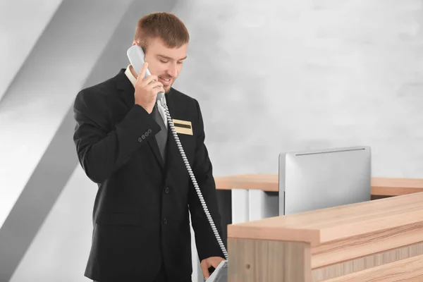 Erkek resepsiyonist otel telefonda konuşuyor — Stok fotoğraf