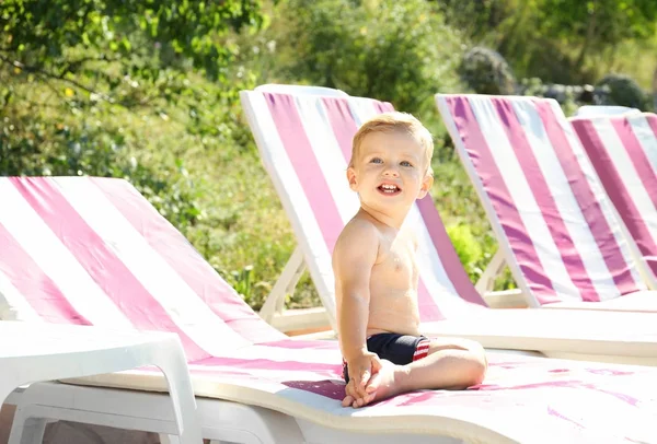 Bebé en silla de playa cerca de la piscina —  Fotos de Stock