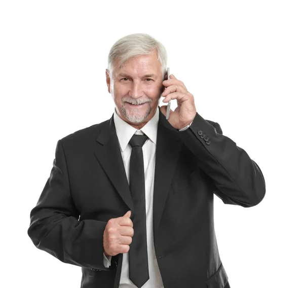 Homme âgé parlant par téléphone portable sur fond blanc — Photo