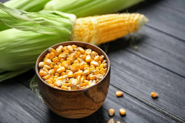 Schüssel mit Maiskernen — Stockfoto