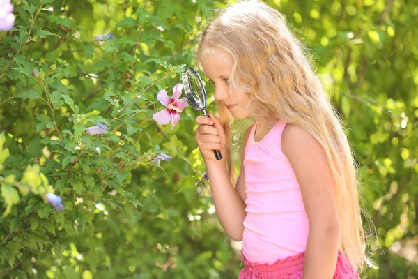 Cute Little Girl Looking Magnifying Glass Flower Park — Stock Photo, Image