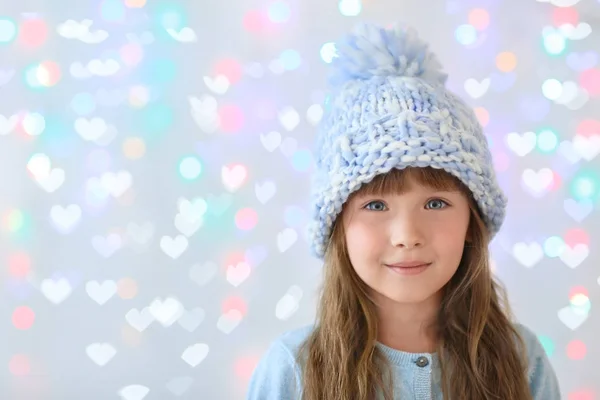 Linda Niña Sombrero Contra Luces Desenfocadas —  Fotos de Stock