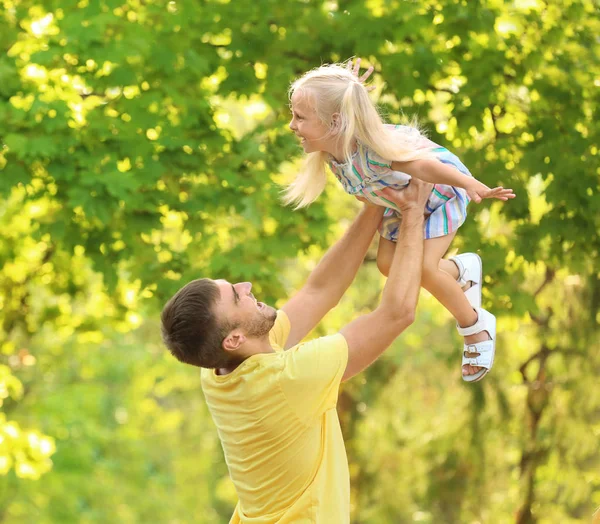 Hombre feliz con hija en el parque en el día soleado — Foto de Stock