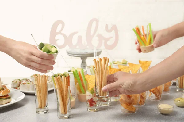 Women setting table — Stock Photo, Image