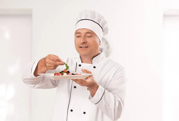 Male chef making salad in kitchen — Stock Photo, Image