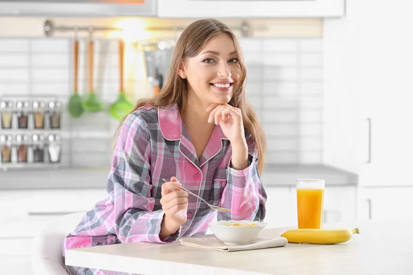 Mañana de joven hermosa mujer desayunando en la cocina —  Fotos de Stock