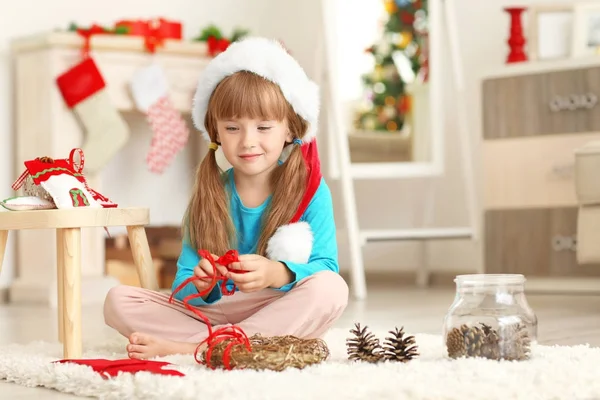 Κορίτσι διακόσμηση Χριστούγεννα στεφάνι — Φωτογραφία Αρχείου