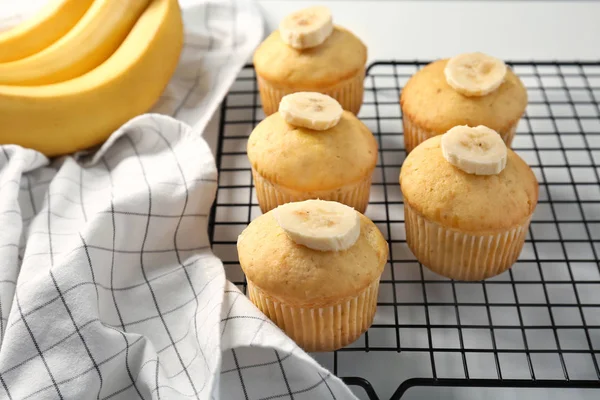Muffins de banana na grelha de cozimento — Fotografia de Stock