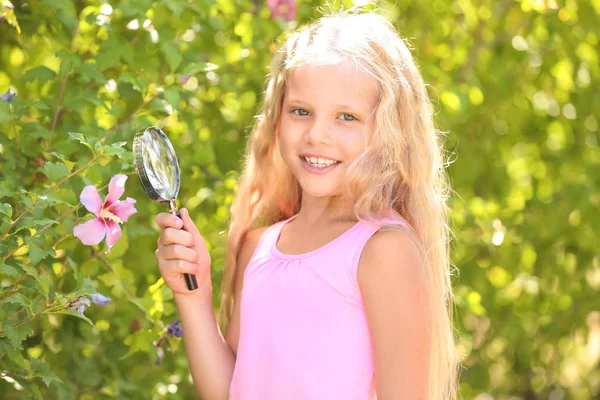 Schattig Klein Meisje Zoek Vergrootglas Bloem Park — Stockfoto