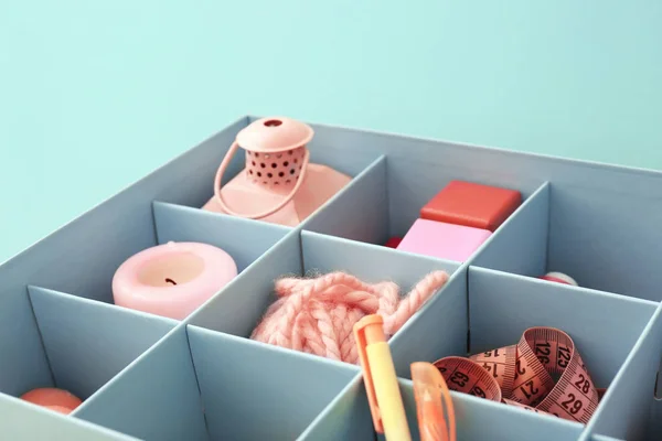 Boîte avec accessoires roses sur fond de couleur tendance — Photo