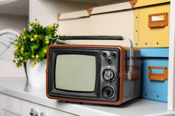 Stary telewizor i wystrój na półce — Zdjęcie stockowe